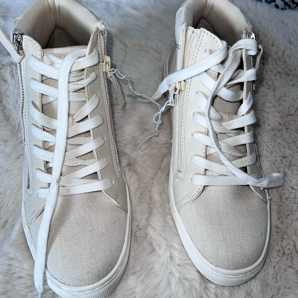 Size 8 1/2 brand new universal thread sneakers